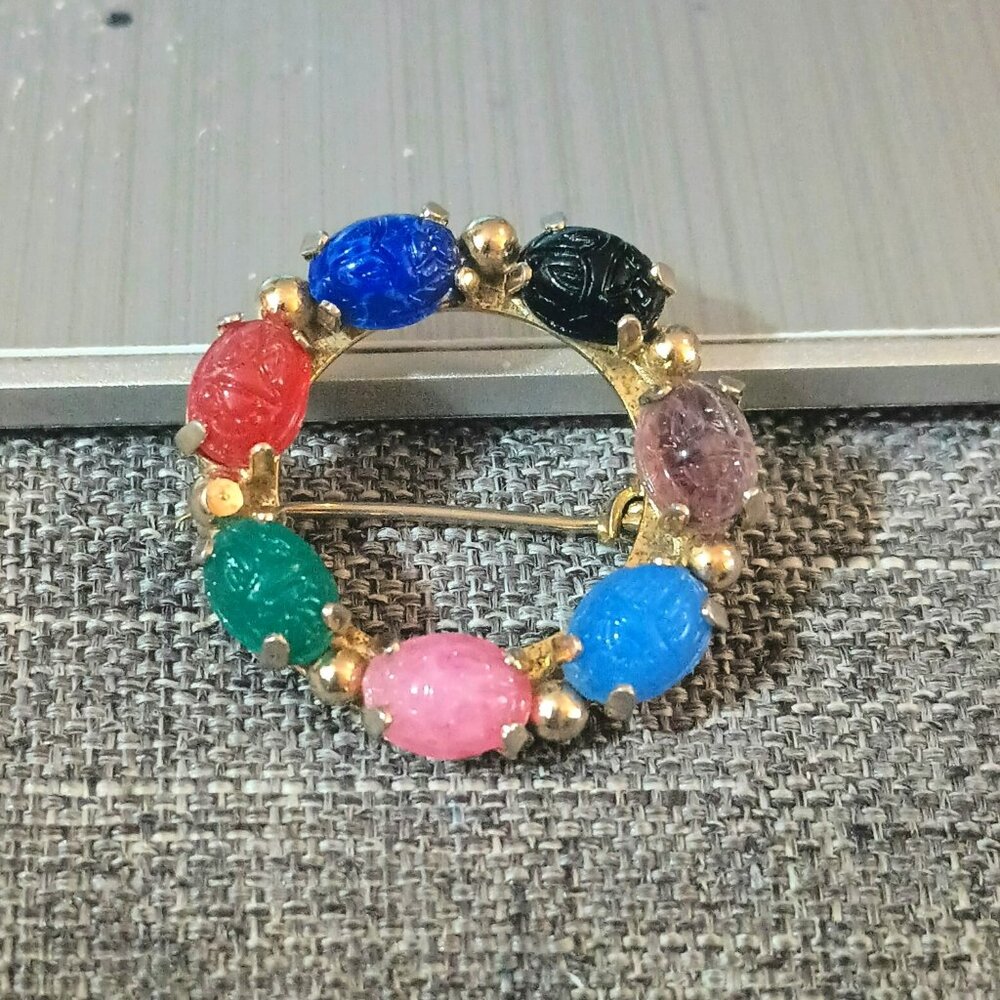 Multi Color Carved Scarab Brooch Vintage Women's Round Gold Tone Stone Jewelry